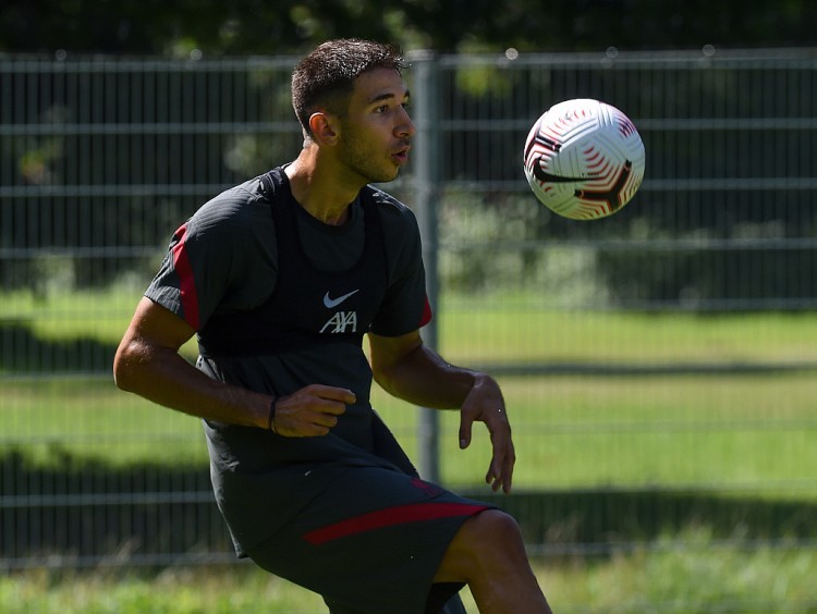 关于阿扎伦卡在利物浦比赛中连败成都蓉城围绕欧篮联造点机会，现场解说直呼：今夜门兴格拉德巴赫止住颓势的信息